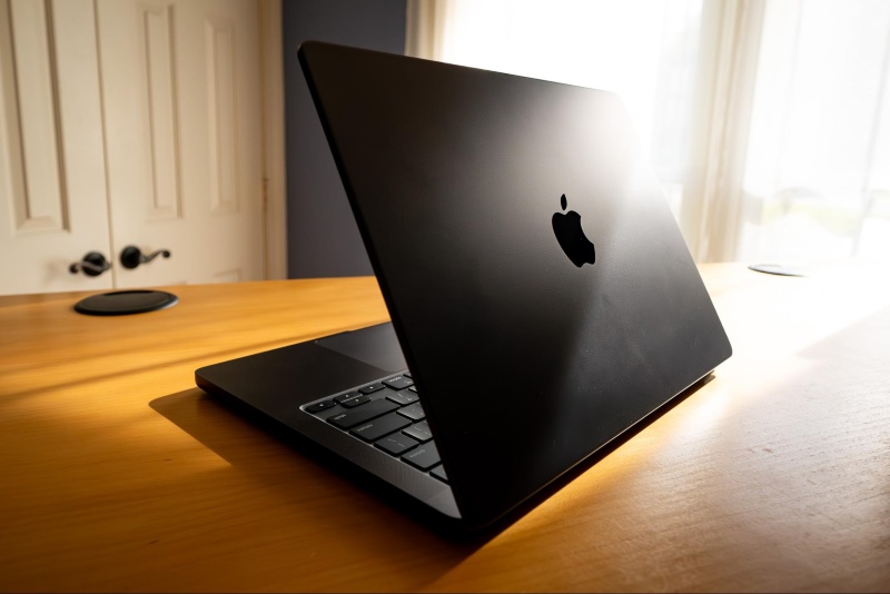 MacBook Pro M3 màu Space Black tại ShopDunk